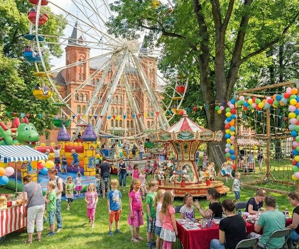 Kinderland mit Hüpfburg und Karussell